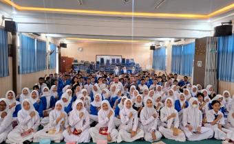 Sesi foto bersama siswa dan guru pendaping SMKN 71 Jakarta (20/7/26).