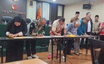 Ketua dan Anggota Bawaslu Jakarta Timur Tandatangani Pernyataan IKU, Perkuat Komitmen Kinerja Kelembagaan
