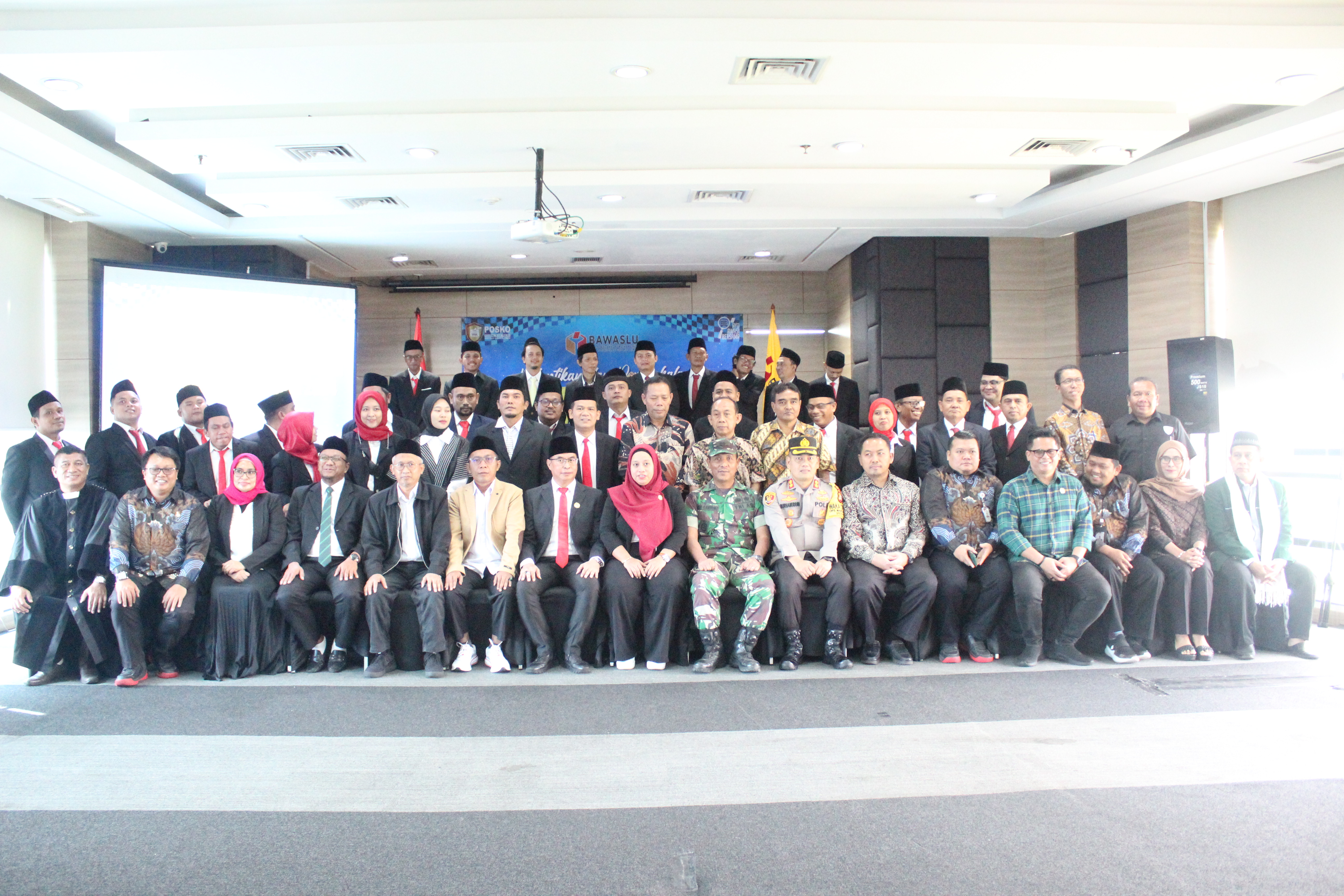 foto bersama pelantikan panwaslu kecamatan Pemilihan Tahun 2024