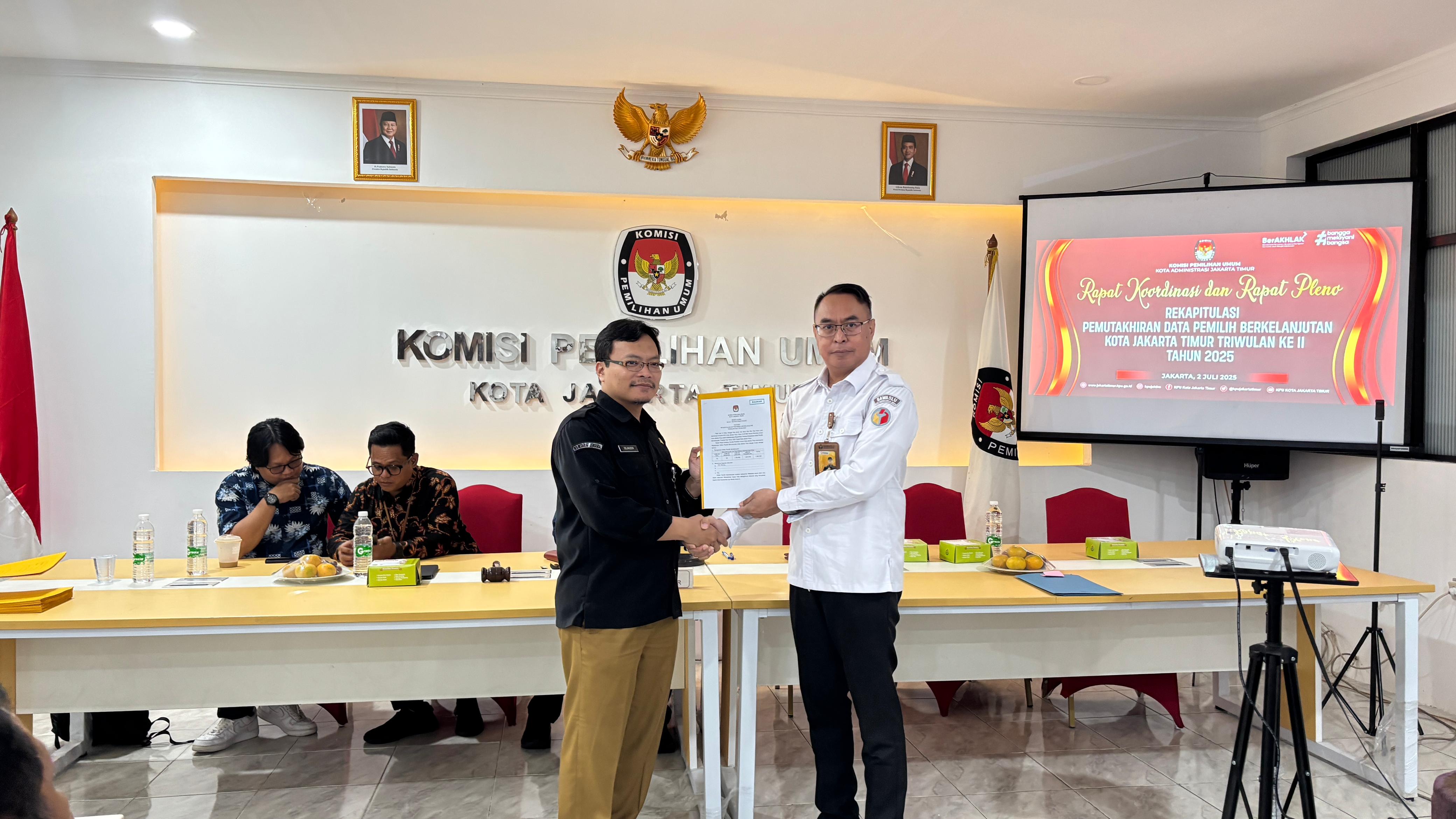 Penyerahan Salinan BA Pleno Rapat Koordinasi Pemutakhiran Data Pemilih Berkelanjutan Triwulan II Tahun 2025