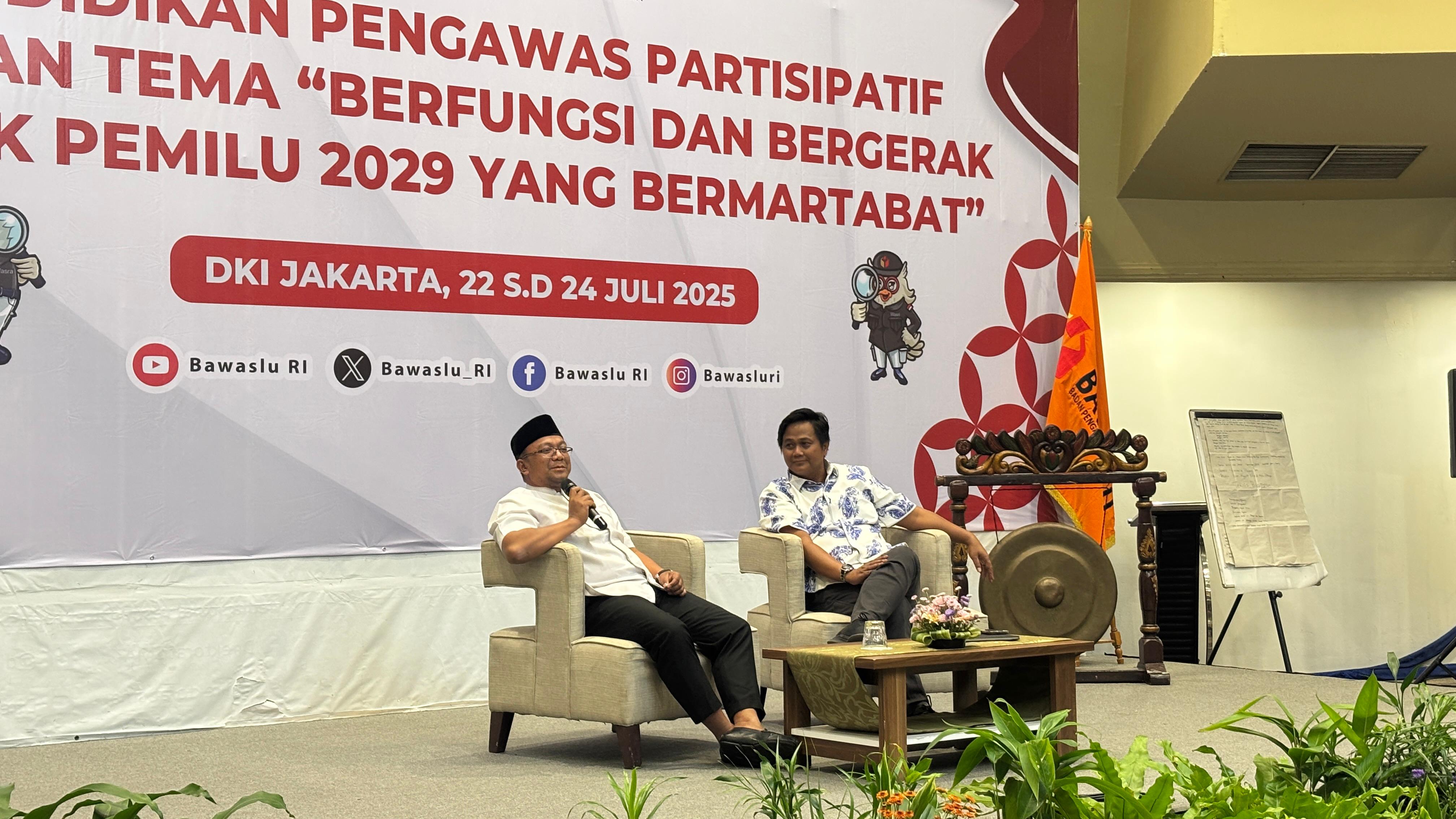 Anggota Bawaslu Kota Jakarta Timur, Taufik Hidayatulloh saat menjadi moderator.