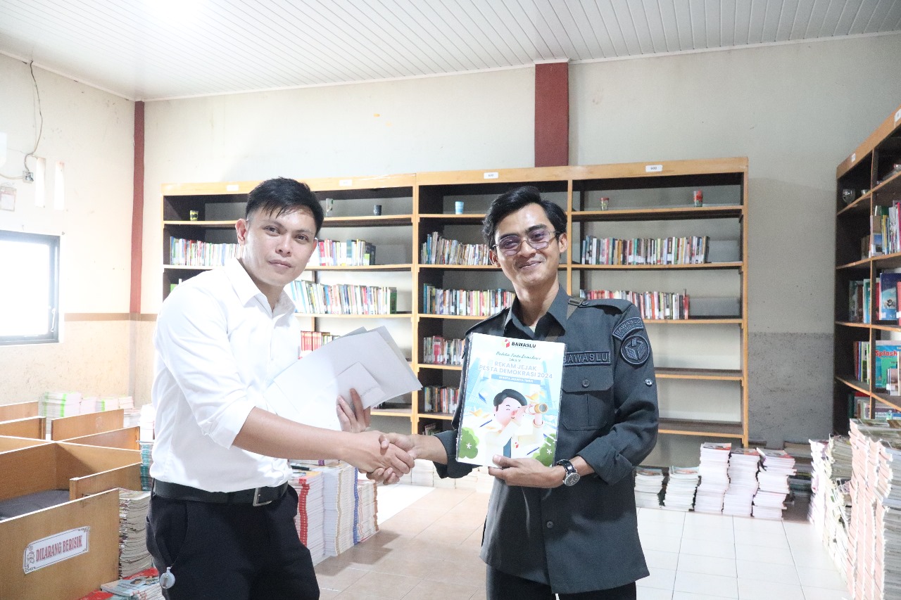 Serah terima buletin ke perwakilan SMK 1 PGRI Jakarta.