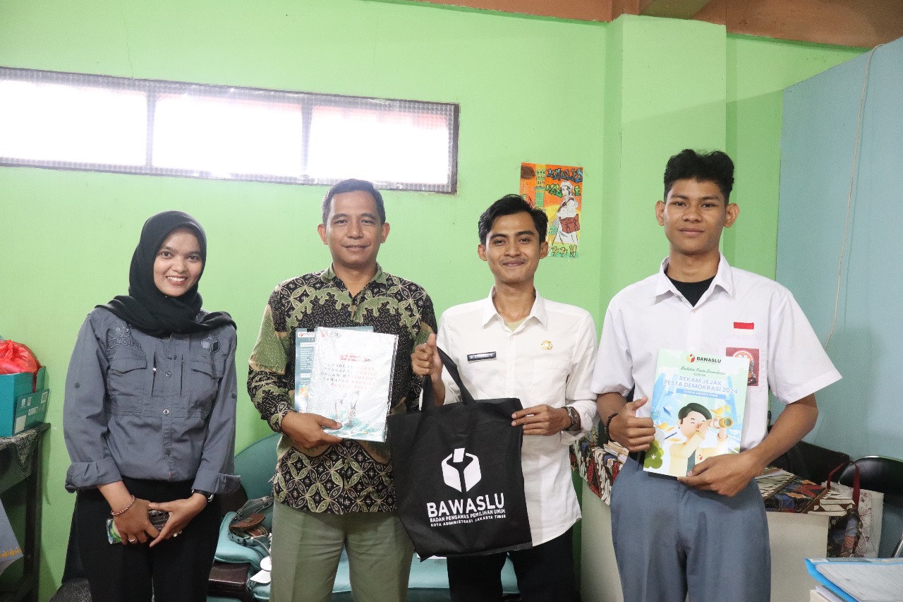 Bawaslu Jakarta Timur Sosialisasi Pemilu Lewat Buletin dan Poster di SMK Rahayu Mulyo