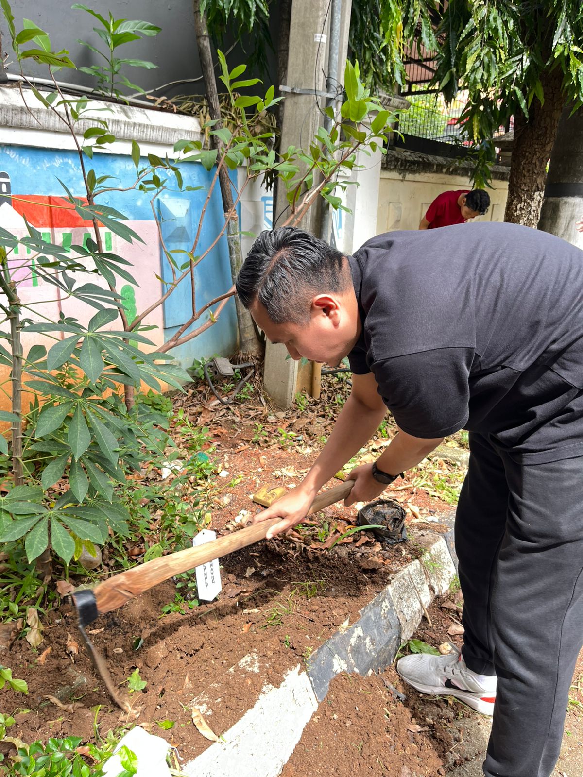 Bawaslu Jakarta Timur Gelar Kerja Bakti dan Penanaman Pohon dalam Kegiatan Jumpa Berlian