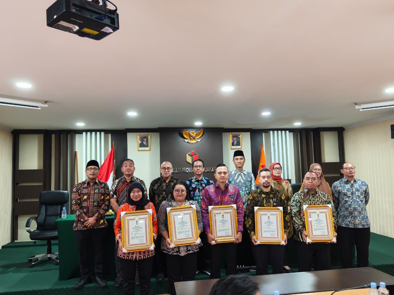 Bawaslu Jaktim Hadiri Monev Triwulan I, Haris Dharma Persada Terima Penghargaan Pengabdian ASN