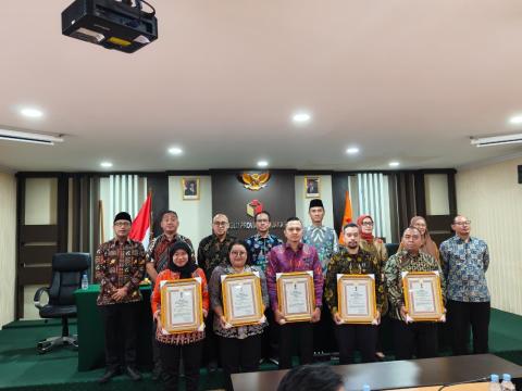 Bawaslu Jaktim Hadiri Monev Triwulan I, Haris Dharma Persada Terima Penghargaan Pengabdian ASN
