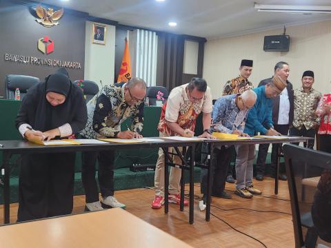 Ketua dan Anggota Bawaslu Jakarta Timur Tandatangani Pernyataan IKU, Perkuat Komitmen Kinerja Kelembagaan