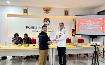 Penyerahan Salinan BA Pleno Rapat Koordinasi Pemutakhiran Data Pemilih Berkelanjutan Triwulan II Tahun 2025